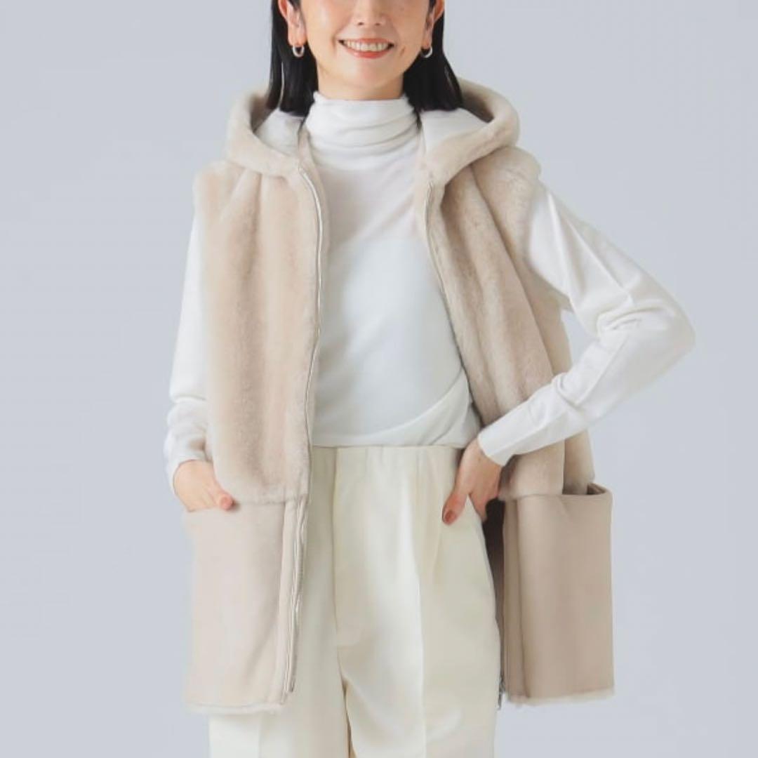 EMMETI AULLAアウラ　リアルムートン ダウン ベスト フードベージュ系