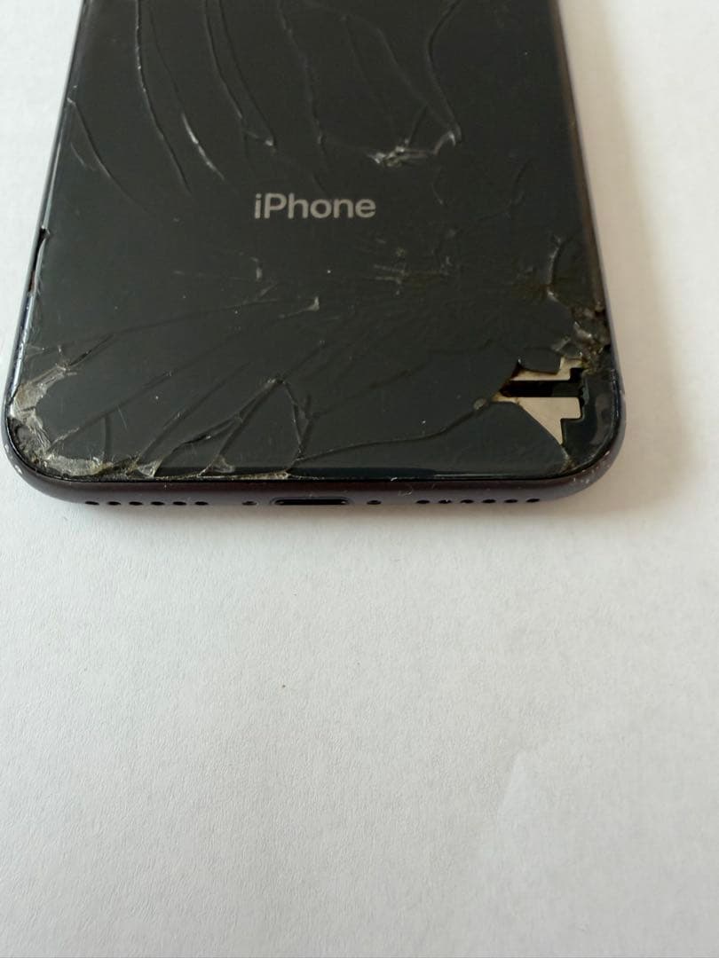 iPhone8 ブラック 背面ひび割れ