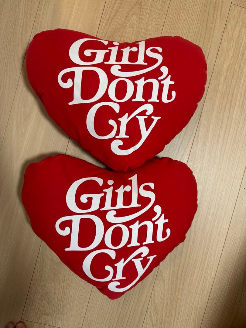 Girls Don’t Cry ハート型赤クッション2個セット