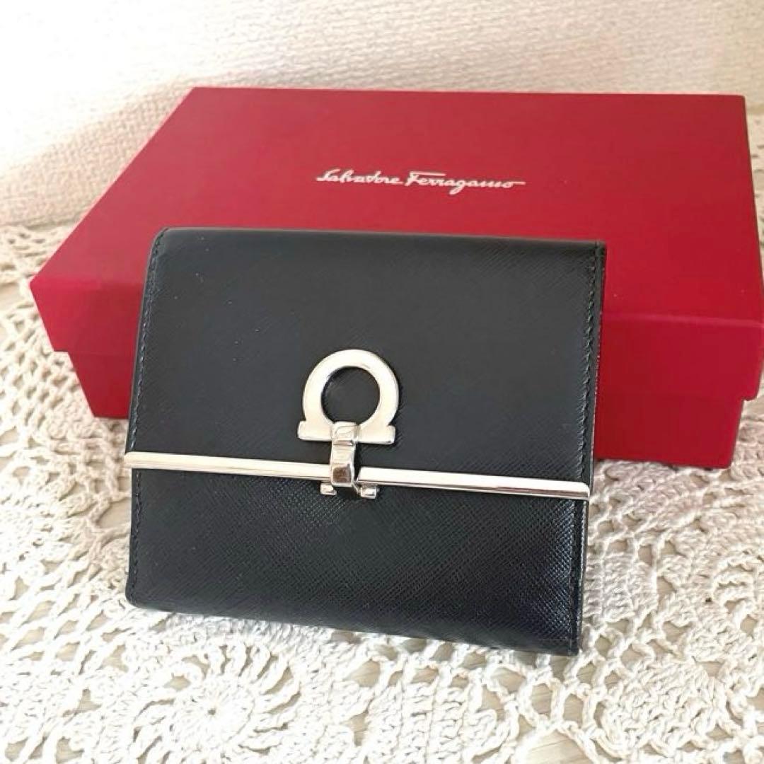 極美品　サルヴァトーレフェラガモ　二つ折り財布 ブラック