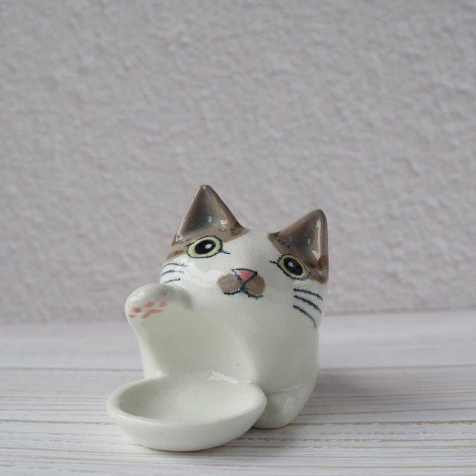 青と白の猫の陶器、かわいい表情で癒される。枕としても使える。 青と