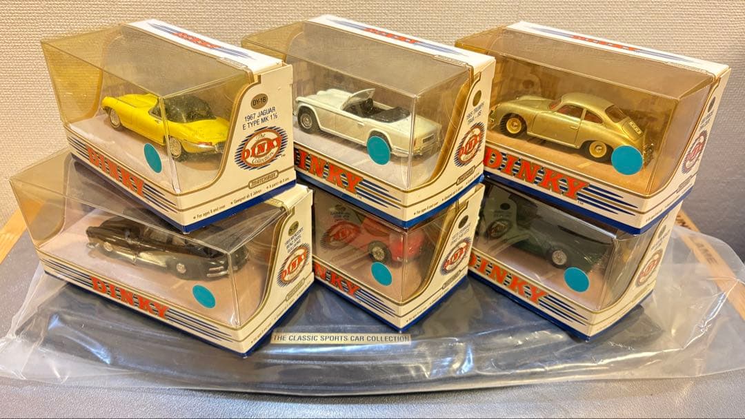 Dinky クラシックスポーツカーコレクション 6台 専用ディスプレイ台セット トミカギフト スポーツカーヒストリーコレクション ミニカー 4台セット